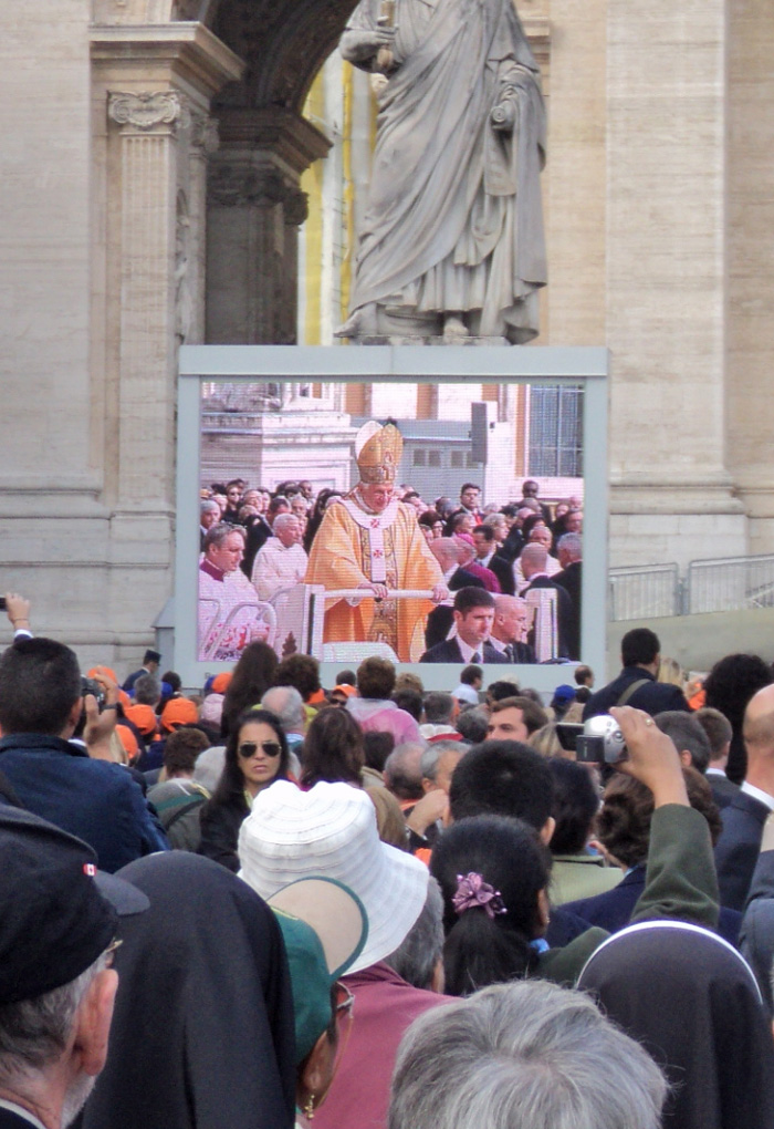1020 MMcK ann 6 1010 Rome McK can 7a Pope on screen arriving