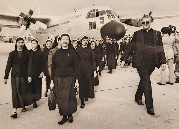 0225 VN Sisters arrival 1e PGuiren