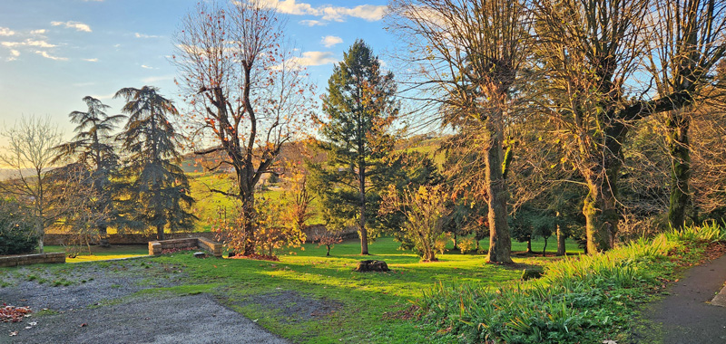 1125 La Neyliere 78 e grounds